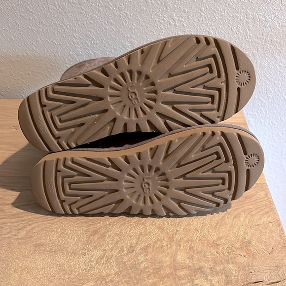 UGG Classic Short ll Size 8 - Picture 5 of 6